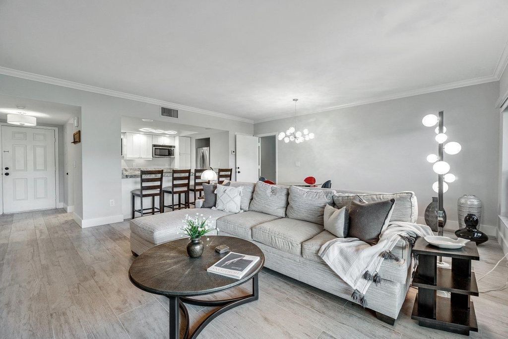 11863 Wimbledon Circle 445, Wellington, FL 33414