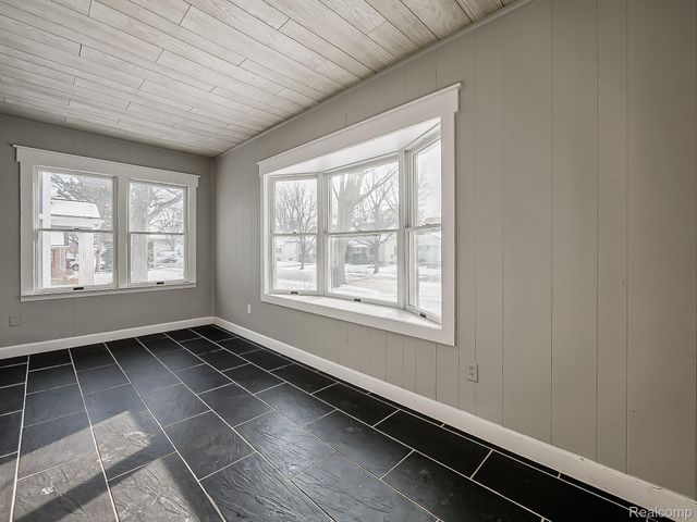 124 Leroy Avenue, Clawson, MI 48017