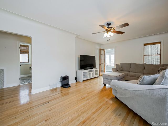 124 Leroy Avenue, Clawson, MI 48017