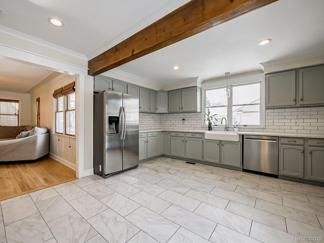 124 Leroy Avenue, Clawson, MI 48017