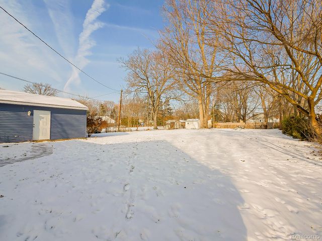 124 Leroy Avenue, Clawson, MI 48017