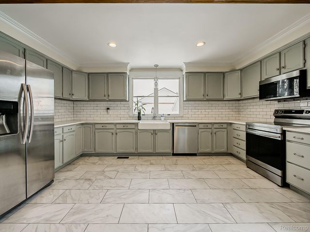 124 Leroy Avenue, Clawson, MI 48017