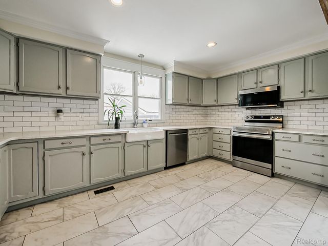 124 Leroy Avenue, Clawson, MI 48017