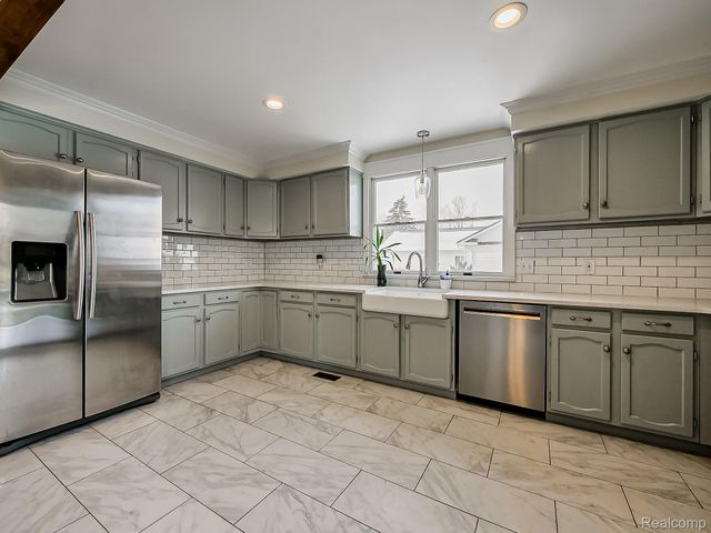 124 Leroy Avenue, Clawson, MI 48017