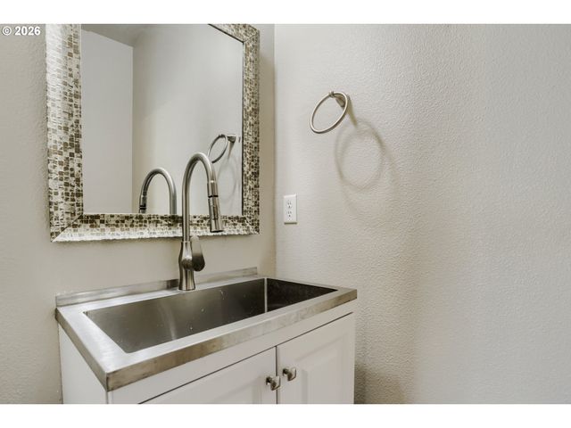 360 Ne 19TH Ave, Canby, OR 97013
