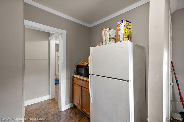 31 W Barrett Avenue, Madison Heights, MI 48071