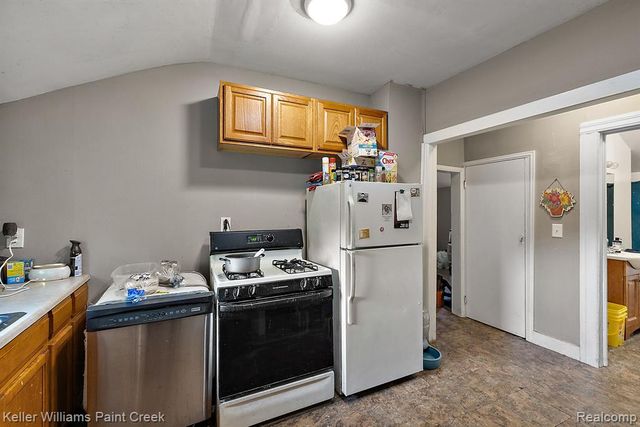 31 W Barrett Avenue, Madison Heights, MI 48071