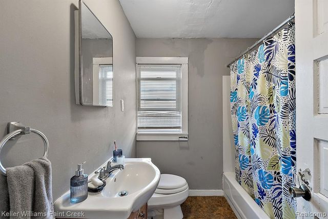 31 W Barrett Avenue, Madison Heights, MI 48071