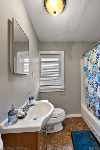 31 W Barrett Avenue, Madison Heights, MI 48071