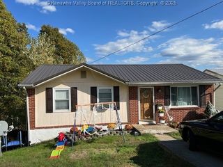 1452 Clearview Heights Road, Charleston, WV 25312