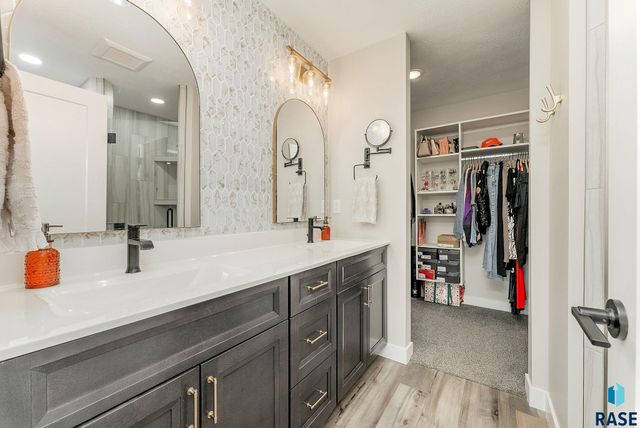 3808 S Home Plate Ave, Sioux Falls, SD 57110