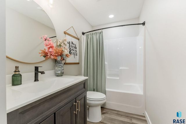 3808 S Home Plate Ave, Sioux Falls, SD 57110