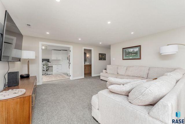3808 S Home Plate Ave, Sioux Falls, SD 57110