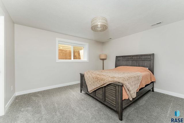 3808 S Home Plate Ave, Sioux Falls, SD 57110
