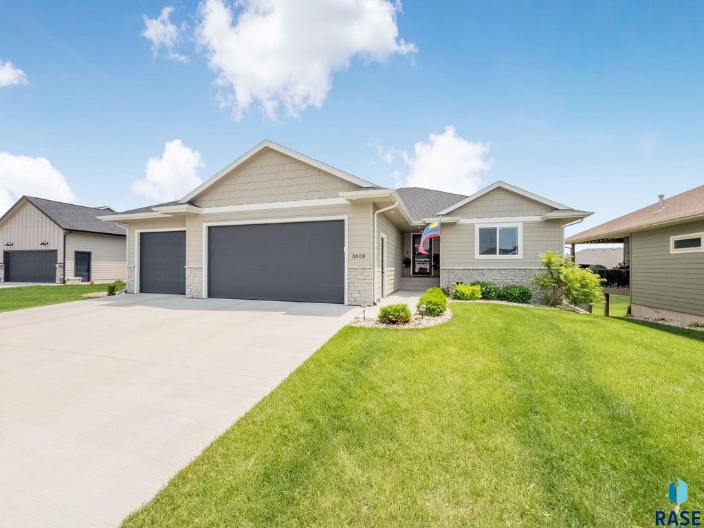 3808 S Home Plate Ave, Sioux Falls, SD 57110