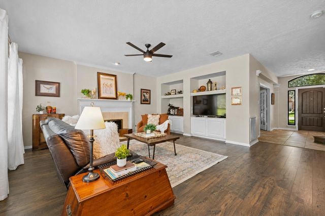 72 W Sandalbranch Circle, The Woodlands, TX 77382