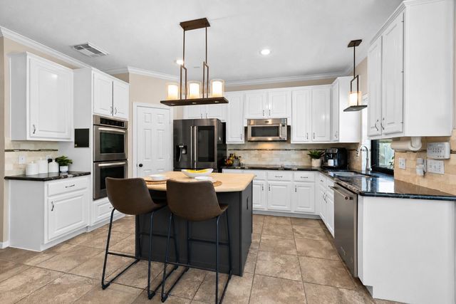 72 W Sandalbranch Circle, The Woodlands, TX 77382