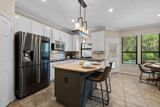 72 W Sandalbranch Circle, The Woodlands, TX 77382