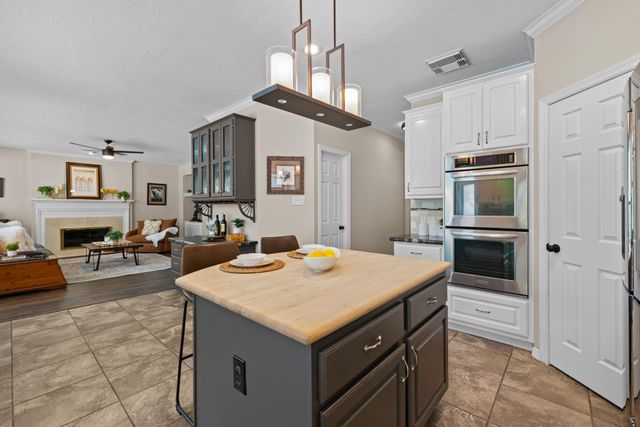 72 W Sandalbranch Circle, The Woodlands, TX 77382
