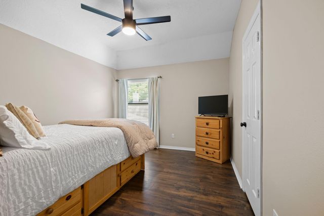 72 W Sandalbranch Circle, The Woodlands, TX 77382