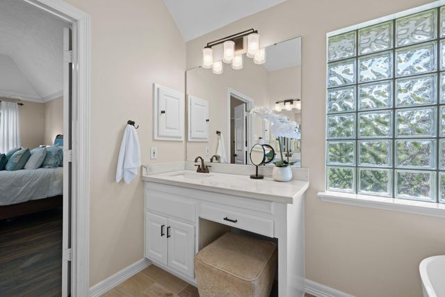72 W Sandalbranch Circle, The Woodlands, TX 77382