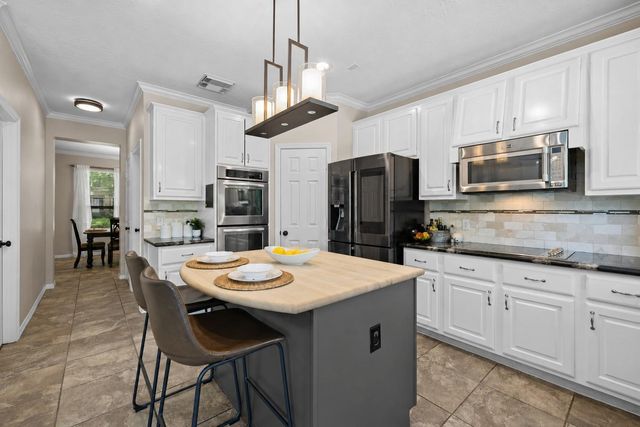 72 W Sandalbranch Circle, The Woodlands, TX 77382