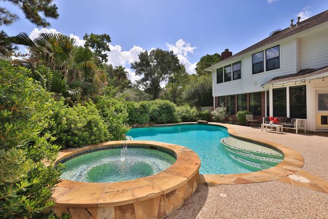 72 W Sandalbranch Circle, The Woodlands, TX 77382