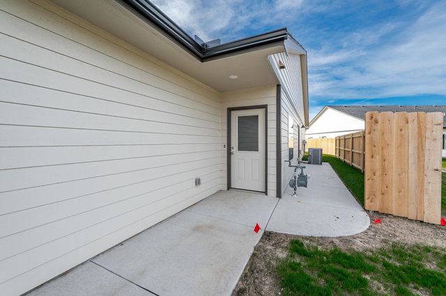 479 E Harper St, Valley Center, KS 67147