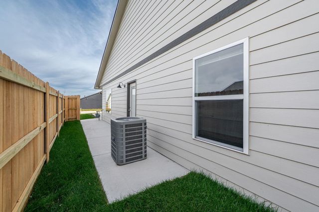 479 E Harper St, Valley Center, KS 67147