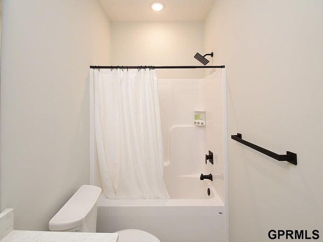 20511 Hartman Avenue, Elkhorn, NE 68022