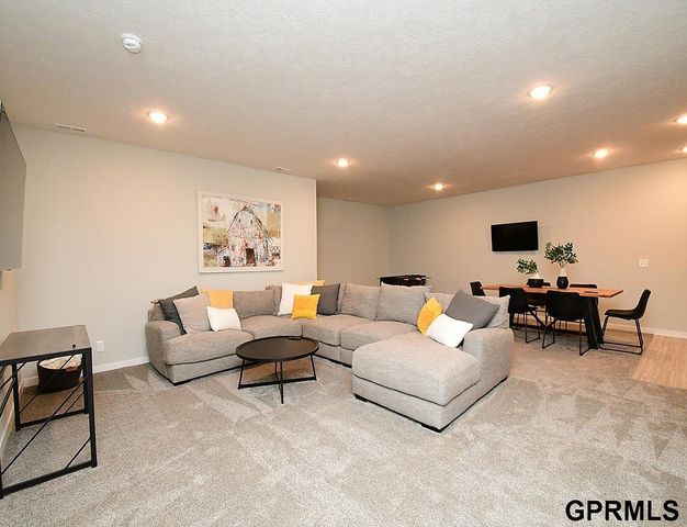 20511 Hartman Avenue, Elkhorn, NE 68022