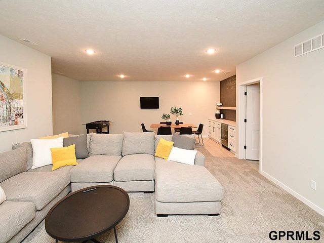 20511 Hartman Avenue, Elkhorn, NE 68022