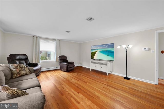 106 E SECOND AVE, Lititz, PA 17543