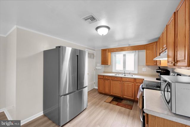 106 E SECOND AVE, Lititz, PA 17543
