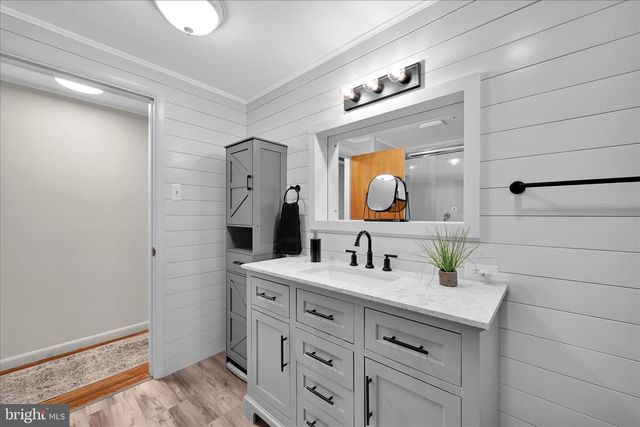 106 E SECOND AVE, Lititz, PA 17543