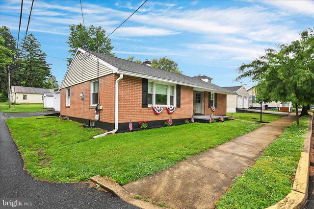 106 E SECOND AVE, Lititz, PA 17543