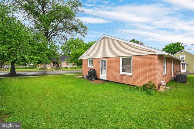 106 E SECOND AVE, Lititz, PA 17543