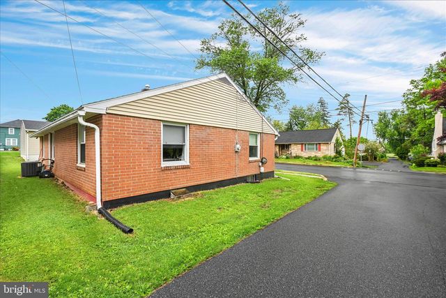 106 E SECOND AVE, Lititz, PA 17543