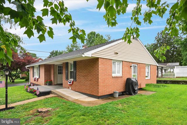 106 E SECOND AVE, Lititz, PA 17543