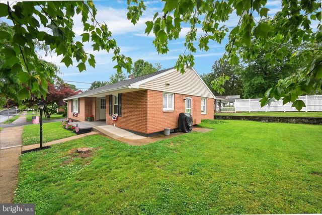 106 E SECOND AVE, Lititz, PA 17543