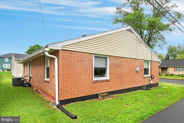 106 E SECOND AVE, Lititz, PA 17543