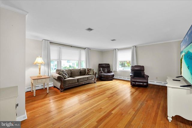 106 E SECOND AVE, Lititz, PA 17543