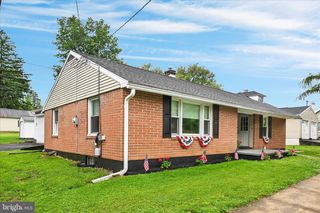 106 E SECOND AVE, Lititz, PA 17543