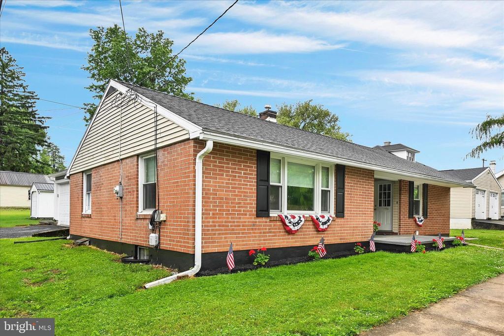 106 E SECOND AVE, Lititz, PA 17543