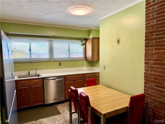 5 Huxford Place, Whitestown, NY 13492