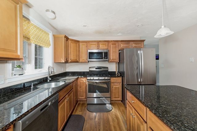 289 Weymouth St, Holbrook, MA 02343