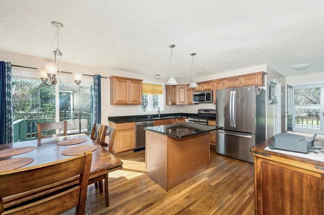 289 Weymouth St, Holbrook, MA 02343