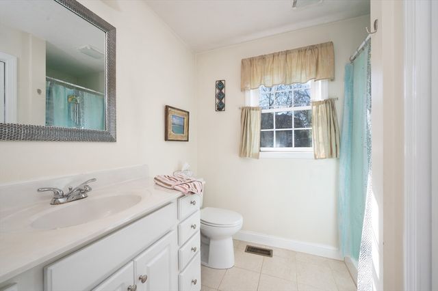 289 Weymouth St, Holbrook, MA 02343