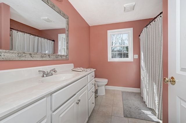 289 Weymouth St, Holbrook, MA 02343