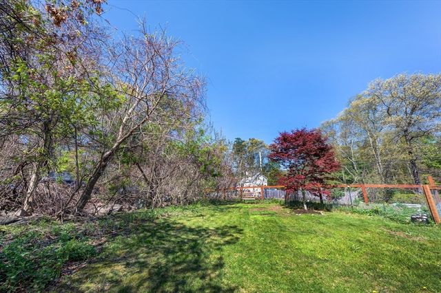 289 Weymouth St, Holbrook, MA 02343
